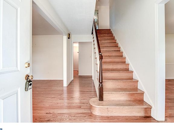 2nd image of 3219 S Landsdowne Dr