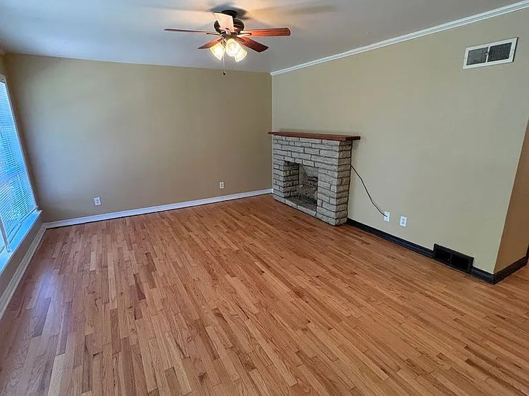 873 W Clinton Dr — Photo 3