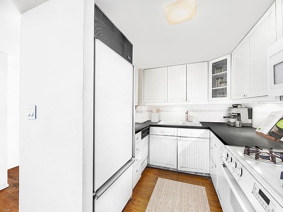 4th image of 250 Mercer St APT B1601