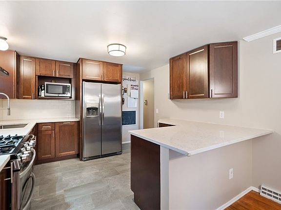 3rd image of 100 Cherrington Dr