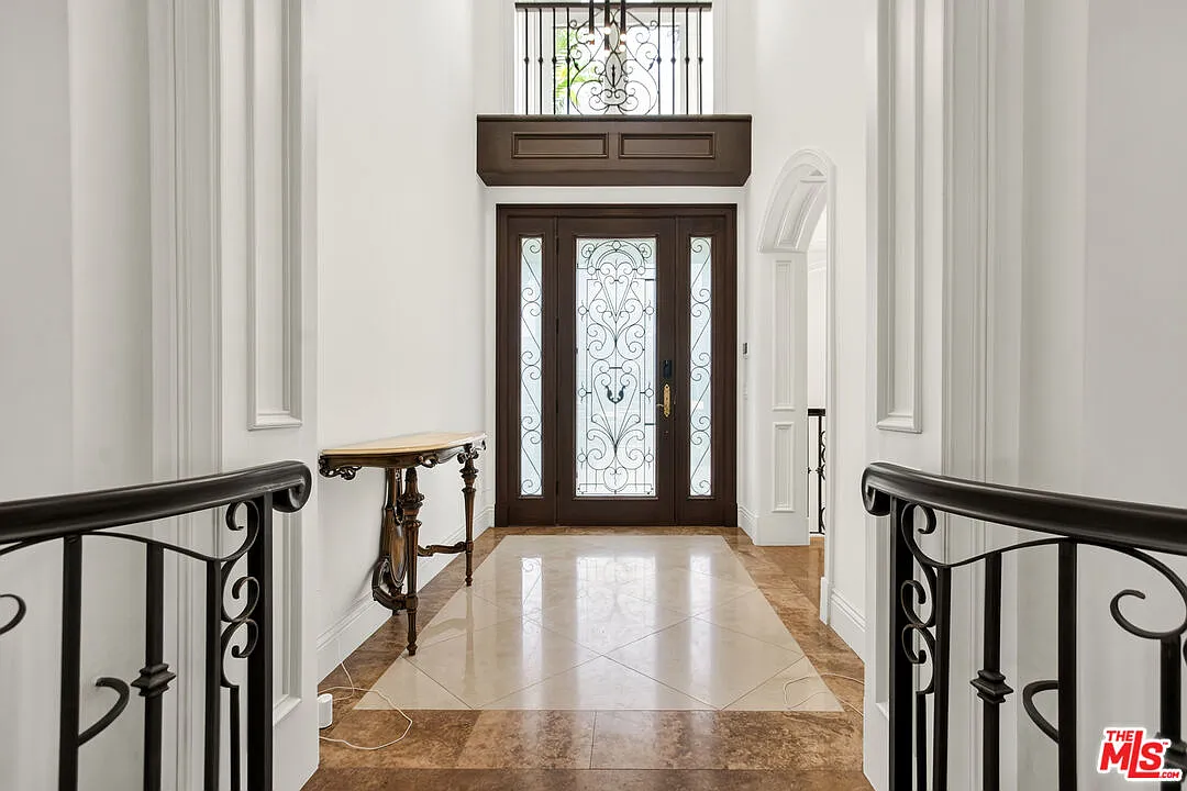 5 bed, 5.5 bath, 6168 sqft, $40,000 — Photo 3