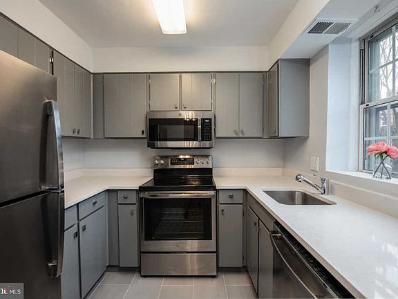4th image of 2918 S Buchanan St APT B2