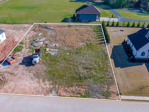 2nd image of 5 Vintage Oaks Way