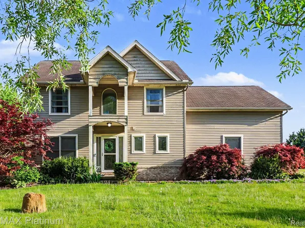 9731 Fountain Ln, Fowlerville, MI 48836