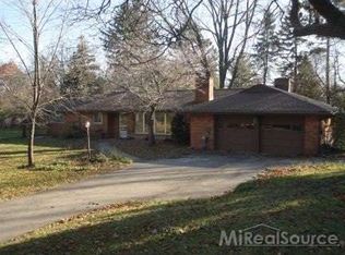 2211 Chalgrove Dr, Troy, MI 48098