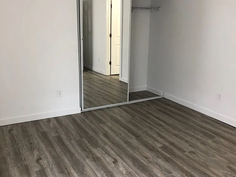 2839 Thorndyke Ave W — Photo 3
