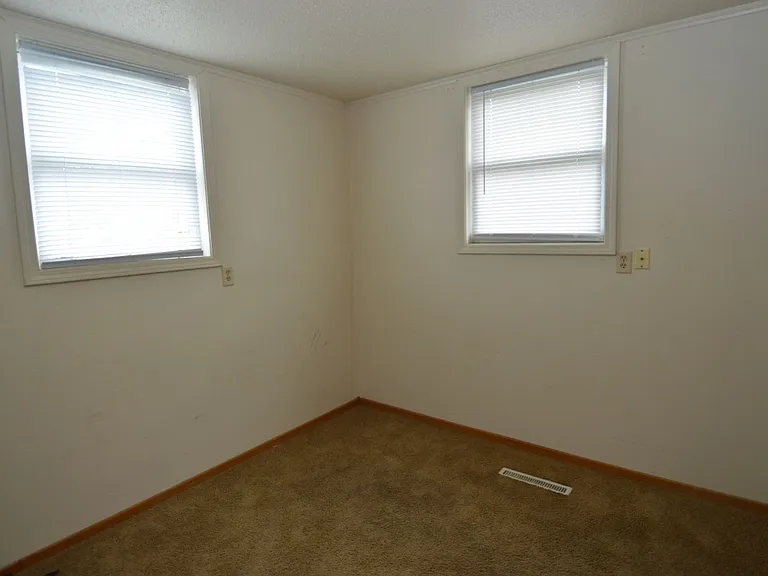 Goelzer-1114 Park Dr. — Photo 3