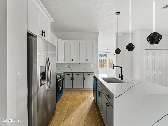 4th image of 2303 LONGMONT Lane E