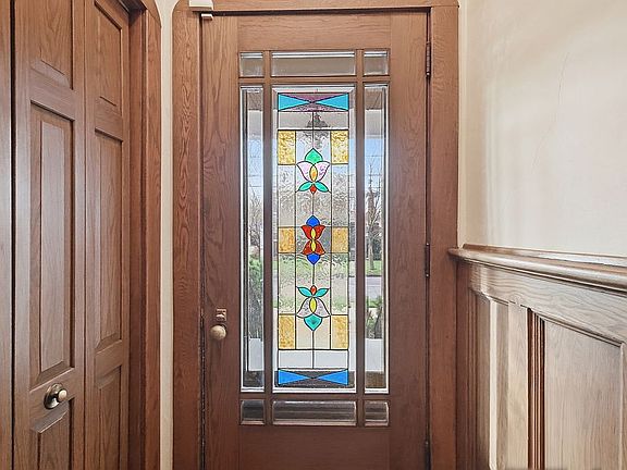 4th image of 560 Charles Ave