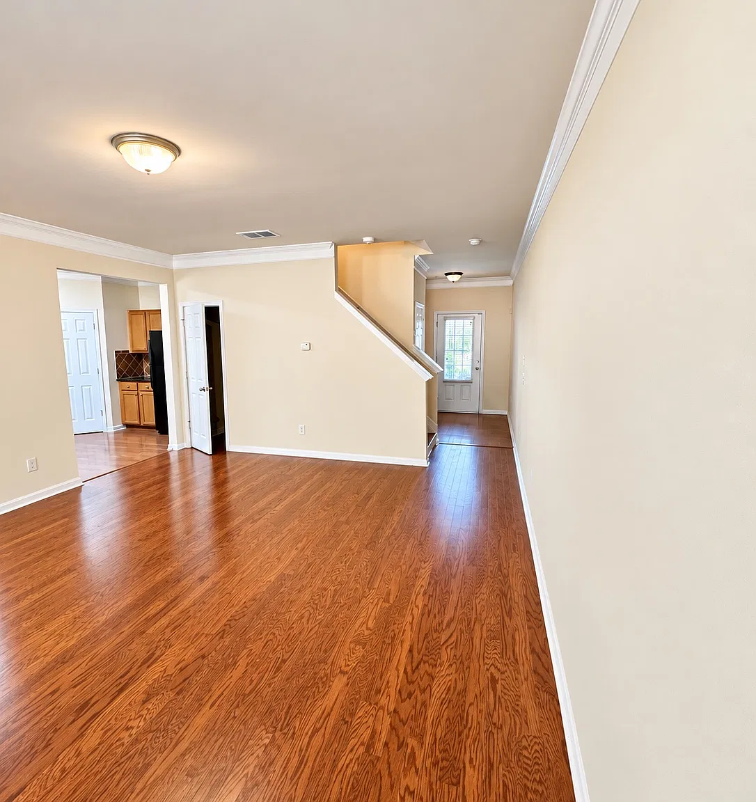 3 bed, 1950 sqft, $2,300 — Photo 2