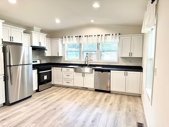4th image of 209 Goldenrod Ln E