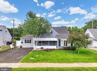 360 Holly Dr, Levittown, PA 19055