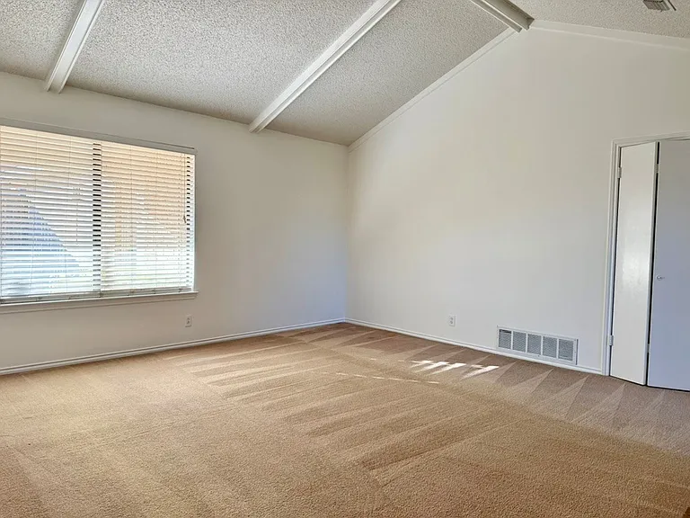 2405 Castleford Rd — Photo 9