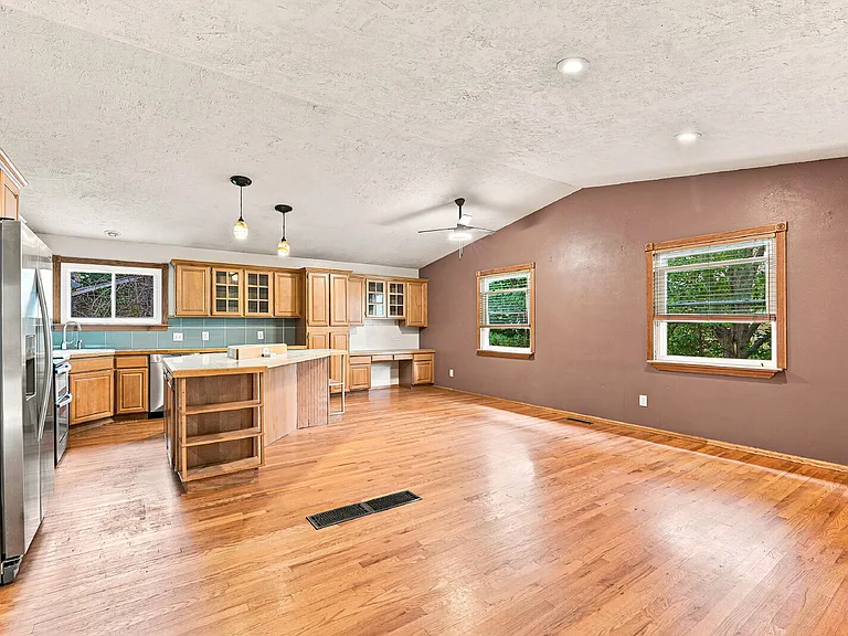 12822 Clermont St — Photo 8