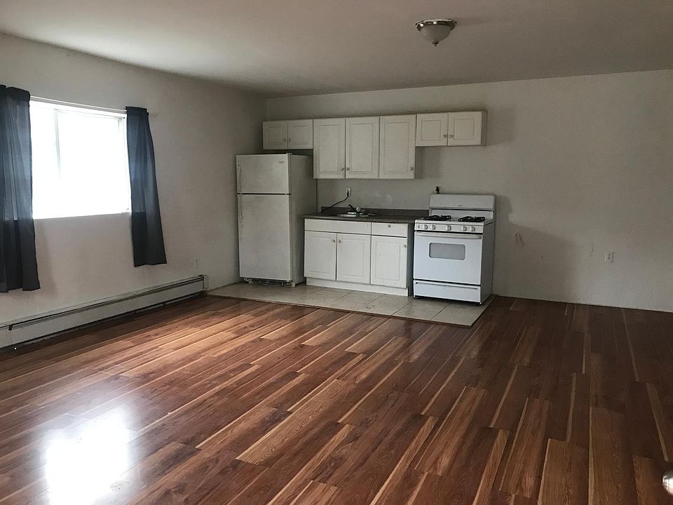 1st image of 103 Oak St APT 3