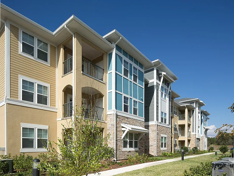 The Oaks at Southlake Commons Luxury Apartments