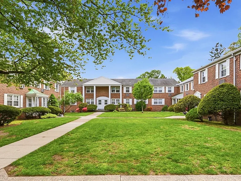 445 Morris Ave — Photo 11