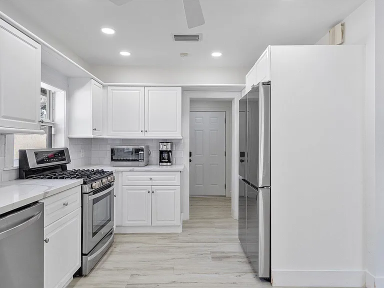 411 Poinciana Dr — Photo 11