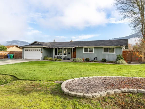 1949 Haviland Dr, Grants Pass, OR 97527