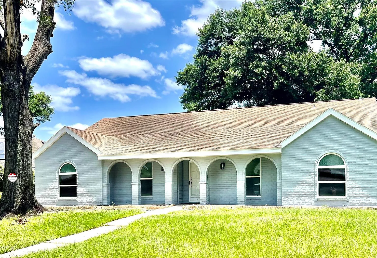 4 bed, 2.5 bath, 2316 sqft, $2,100 — Photo 2