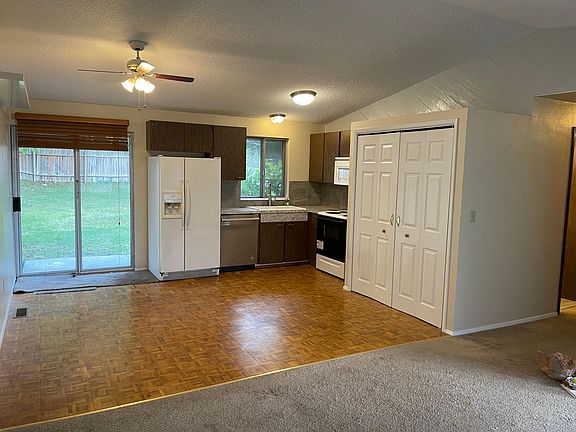 4th image of 515 NE Conifer Dr