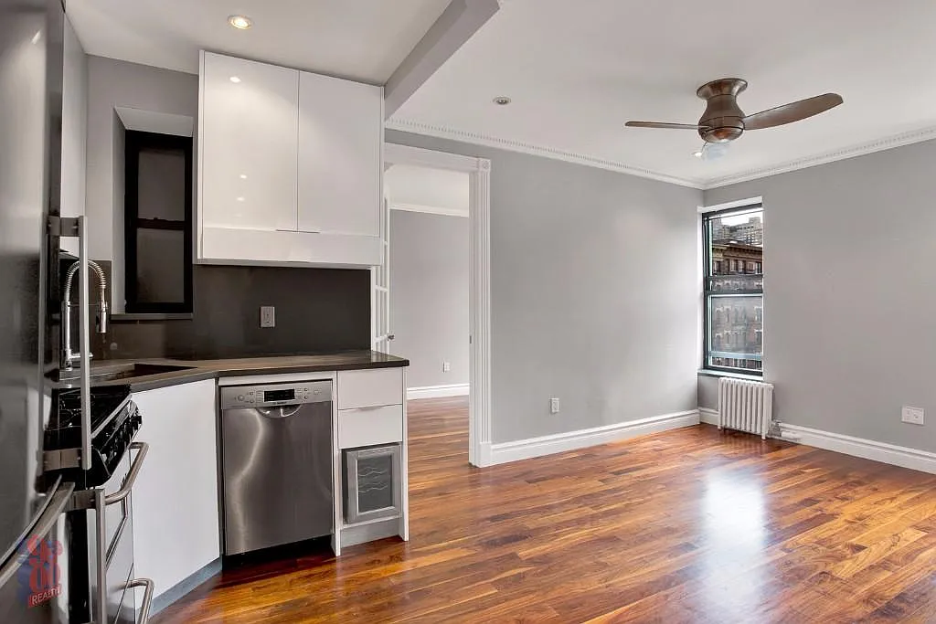 1590 Lexington Avenue — Photo 2