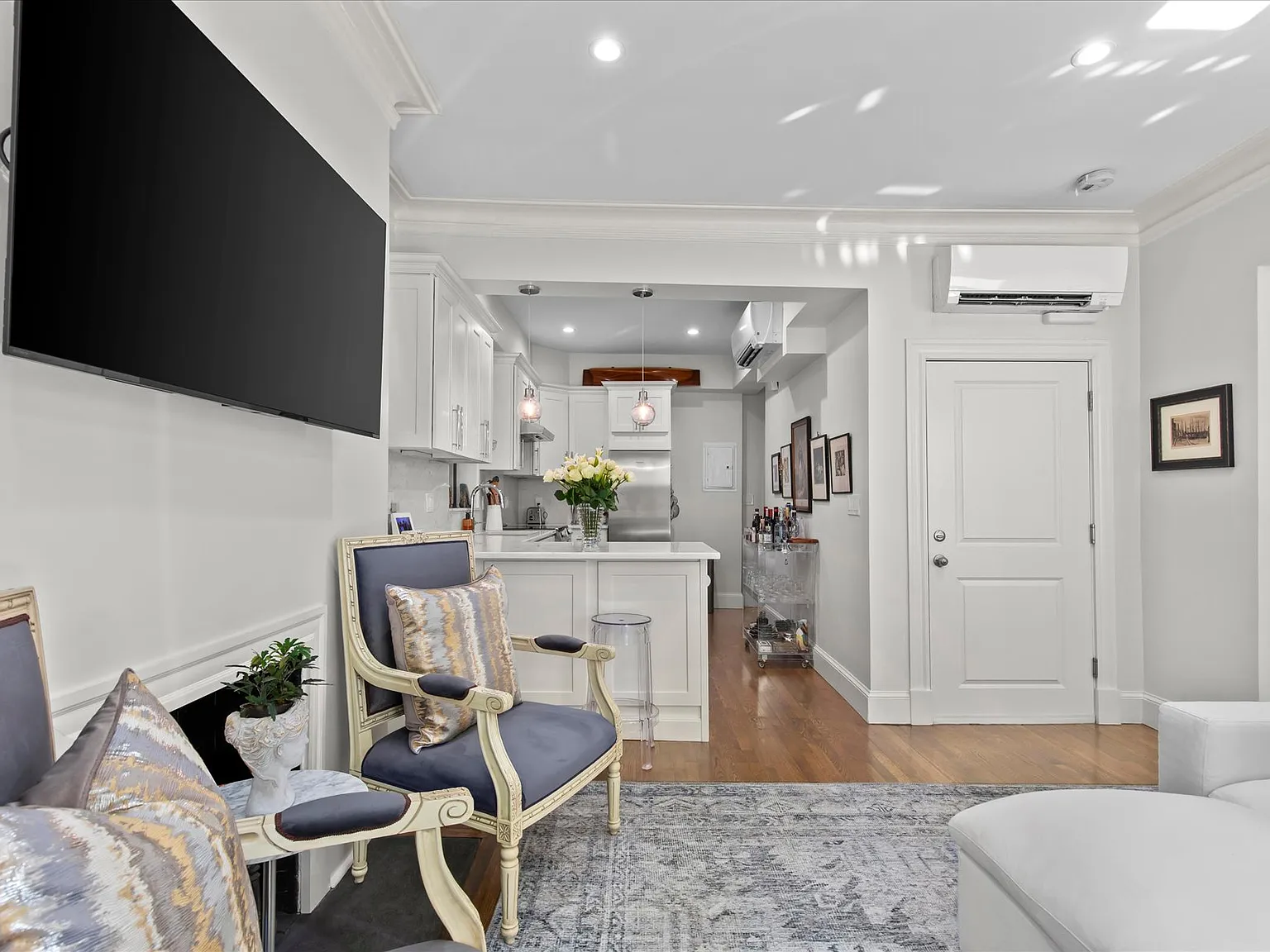 1 bed, 825 sqft, $5,300 — Photo 3
