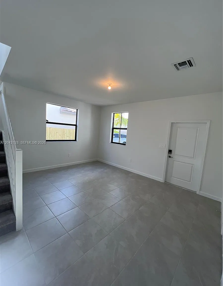 5 bed, 2640 sqft, $4,500 — Photo 3