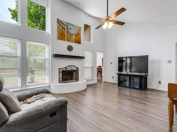 7501 Cedarhill Rd, Watauga, TX 76148