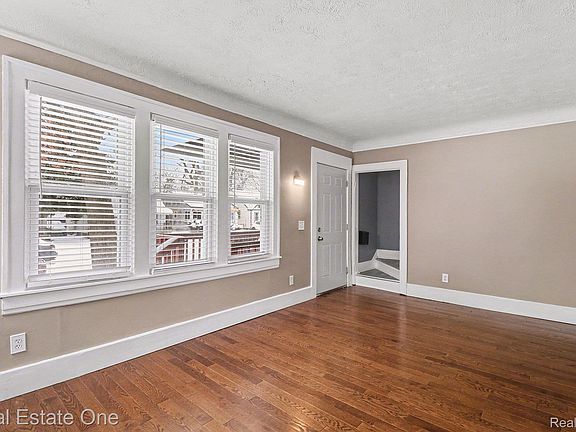 4th image of 19940 Prairie St