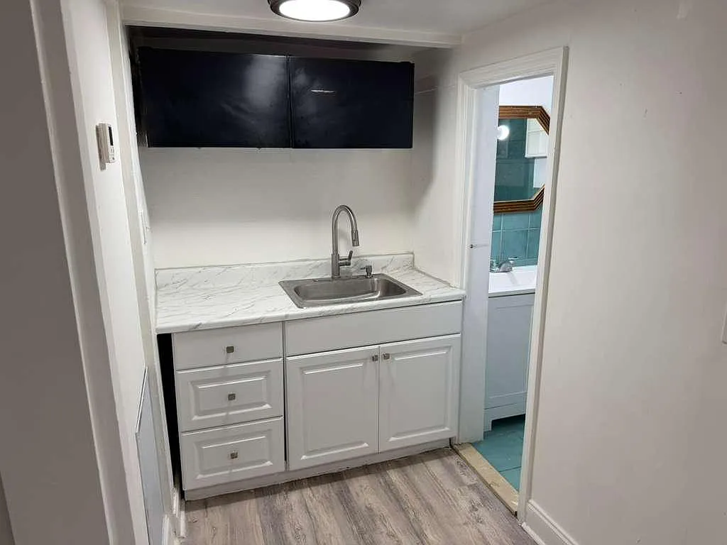 3 bed, 800 sqft, $2,500 — Photo 3