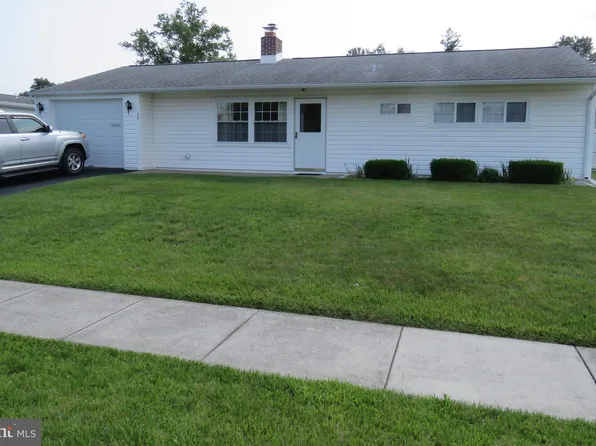 35 Beechtree Rd, Levittown, PA 19057