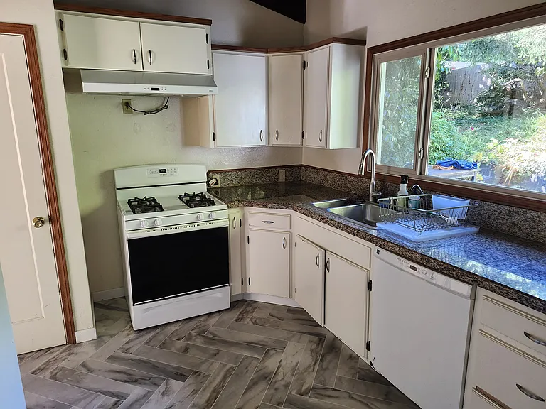 726 Dorothy Ct — Photo 5
