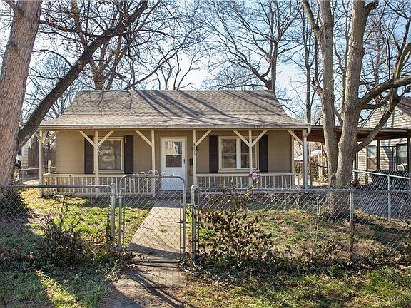 3rd image of 4733 Woodend Ave