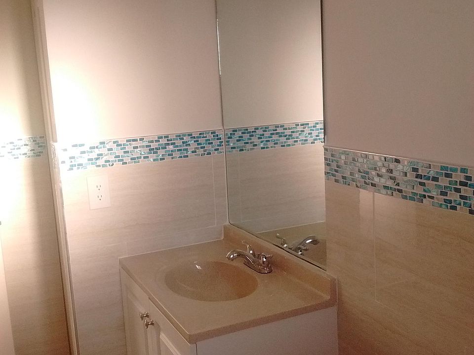 Upstairs full bathroom 