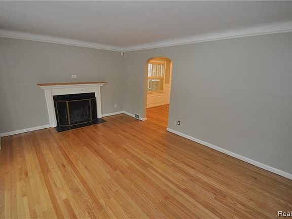 5th image of 909 Longfellow Ave