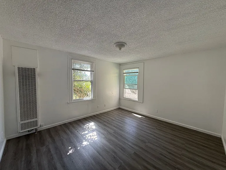 327 E Acacia St — Photo 5