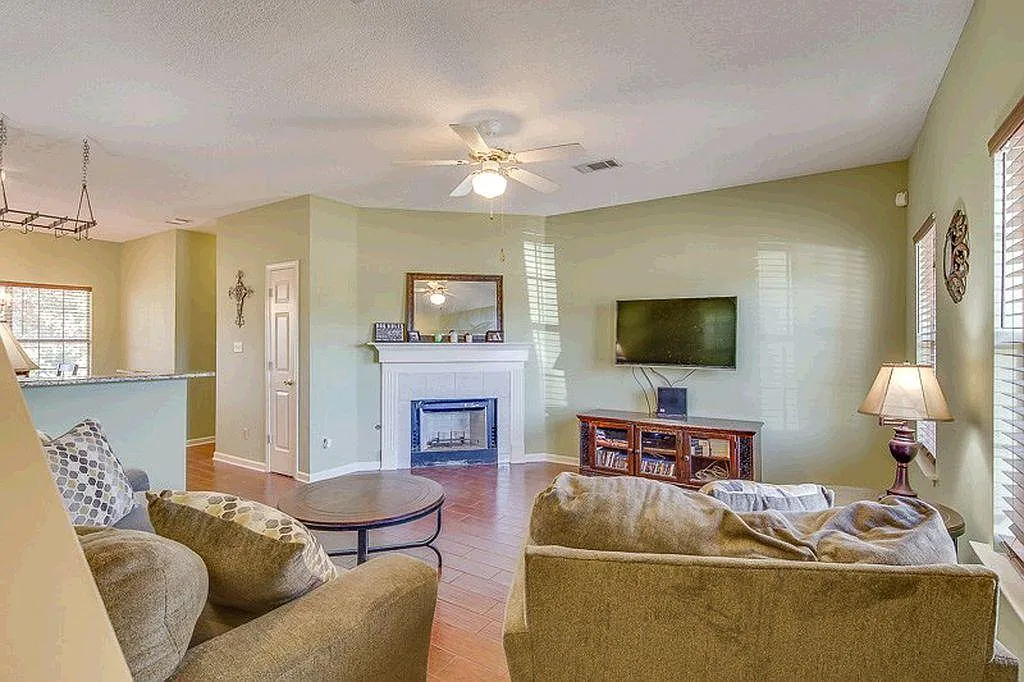 2 bed, 1200 sqft, $1,320 — Photo 2