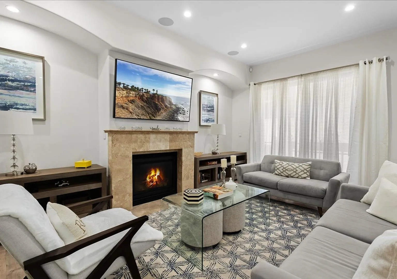 Spacious Tri-Level Townhome in Valley Village — Photo 4
