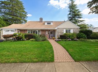 15 Baylis Rd, Rockville Centre, NY 11570