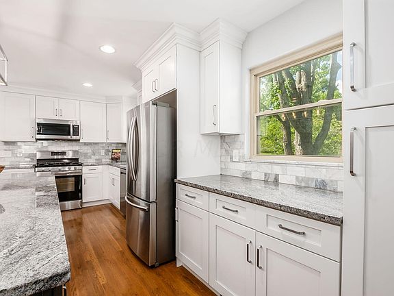 4th image of 795 Drummond Ct