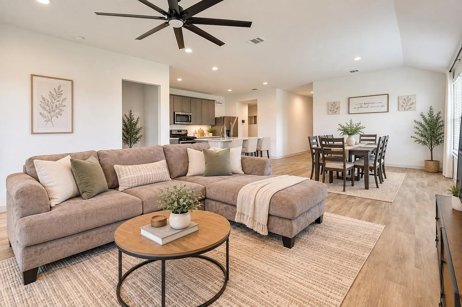 3 bed, 2.0 bath, 1767 sqft, $2,400 — Photo 4