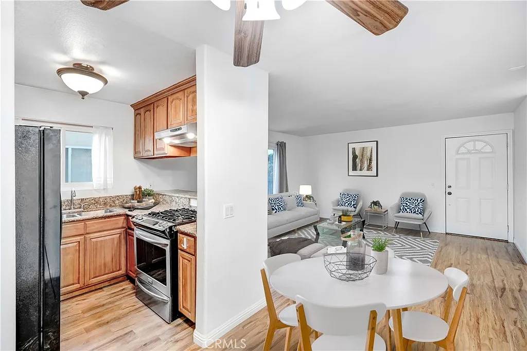 Building Photo - 1637 E 5th St #204