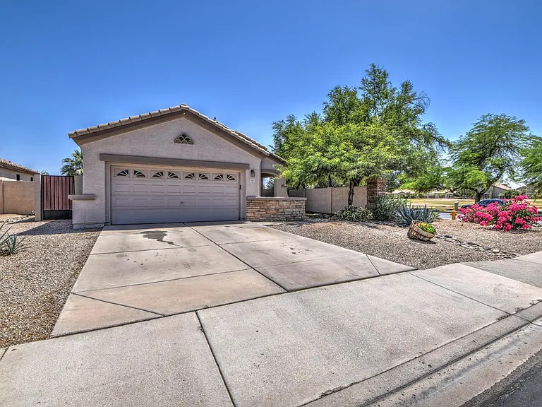 2567 E Brooks St — Photo 3