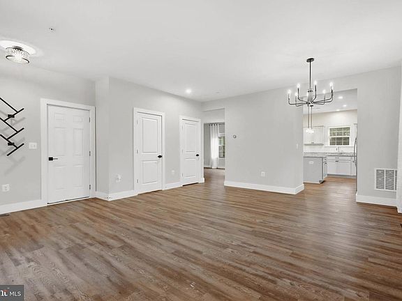 4th image of 2620 Holly Dr