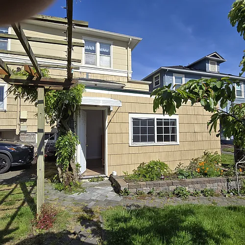 2404 Hoyt Ave Photo 1