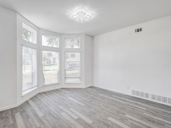 2nd image of 1521 Palisades Dr
