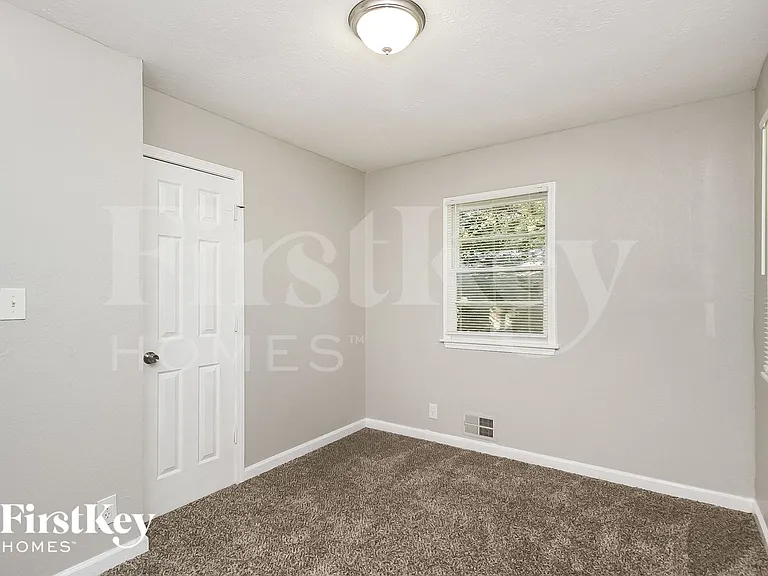 7611 E 47th Ter — Photo 11