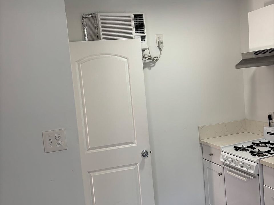 2nd image of 4960 Rosewood Ave #422