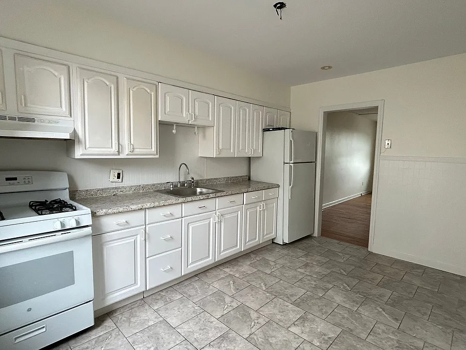 119 Hobart Ave #3E